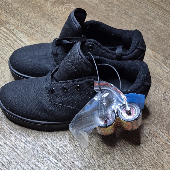 Heelys Black Sneakers Classic Minimalist Design - Picture 1 of 7